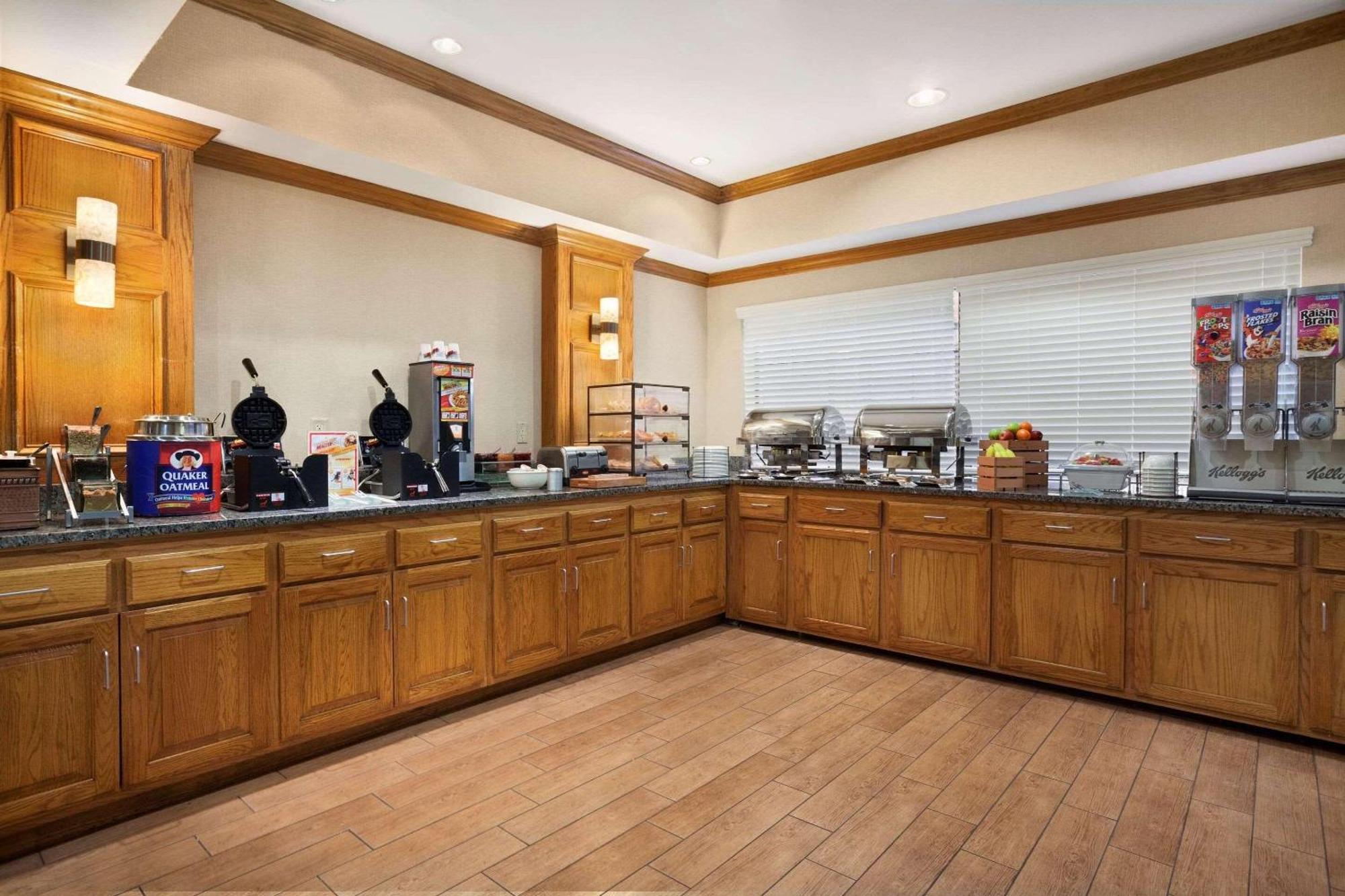 Country Inn & Suites By Radisson, Lubbock, Tx Bagian luar foto