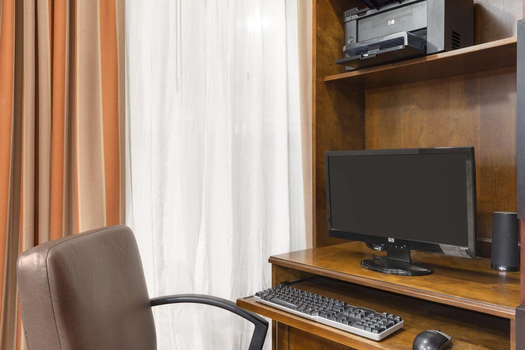 Country Inn & Suites By Radisson, Lubbock, Tx Bagian luar foto
